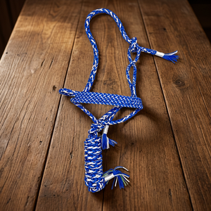 Harnais en corde tressée bleu et blanc pour cheval avec design noué et pompons, en nylon durable - Product Image 1