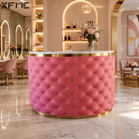 Meuble de salon en cuir rose de luxe, personnalisable, avec finition dorée et tiroirs verrouillables pour le comptoir d'accueil d'un spa beauté
