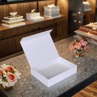 Boîte cadeau magnétique en carton rigide blanc de luxe personnalisée, imprimée UV, avec dorure à chaud, en forme de livre, emballage en matériaux recyclés