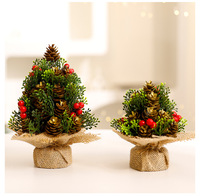 Nouvelle mini-ornement de Noël pour table avec pommes de pin, baies rouges, verdure artificielle et base en toile de jute – Vente en gros