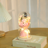 Bouquet de roses préservées de la Saint-Valentin dans un dôme en verre avec lumière LED