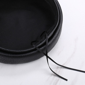 Gorra de Estilo Punk de Cuero con Tachuelas de Calavera y Cadena, Gorro Plano con Ribete de Piel Sintética para Mujer, Gorro Cálido de Invierno Estilo Gótico <span class=keywords><strong>Rock</strong></span> - Product Image 4