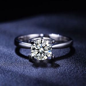 Bague de fiançailles personnalisée en or blanc 18 carats avec moissanite 0,5 carat, 1 carat, 1,5 carat, 2 carats - Product Image 2