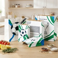 Sac en papier kraft avec logo personnalisé, vente en gros, sac cadeau en papier pour les fans de football, sac de shopping pour hommes et femmes, sac d'emballage écologique