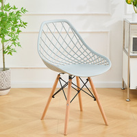 Chaise de salle à manger moderne en plastique PP creux, inspirée des pieds en bois massif, pour la maison, le café, l'hôtel, le restaurant