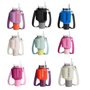 Borsa a tracolla personalizzata di tendenza per borraccia da 40oz in pelle con portachiavi e lettera - Product Image 2