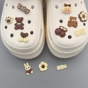 Oso de flores de PVC personalizable OEM/ODM para zapatillas y zuecos <span class=keywords><strong>Jibbitz</strong></span>, abalorios decorativos de Fabricante Mayorista - Product Image 2
