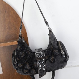 Borsa Vintage in Denim Blu con Bellissimi Ricami Floreali; Questa Borsa a Tracolla Ha una Tasca Laterale con Cerniera - Product Image 3