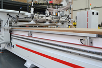 Machine CNC pour le fraisage du bois avec système de chargement et de déchargement automatique pour la production massive de meubles en panneaux