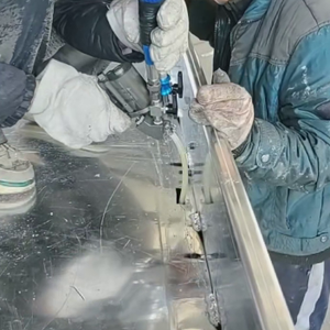 Machine de moulage en mousse de polyuréthane pour boîte à poisson isolée, machine de pulvérisation de mousse de polyuréthane pour boîte à pêche avec pistolet et tuyau - Product Image 3