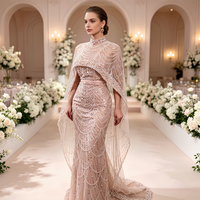 Robe de soirée sirène de luxe perlée avec cape, col montant, en tulle et strass, idéale pour invitées de mariage, fêtes et banquets