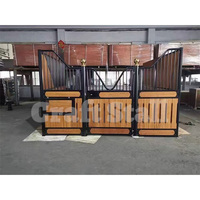 Système de box pour chevaux facile à installer, panneaux avant en bois de bambou, porte battante