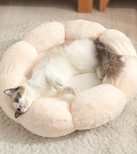 Cama para mascotas Elyzabeth con forma de flor, base antideslizante, felpa suave, cama acogedora y linda para gatos de interior - Product Image 4