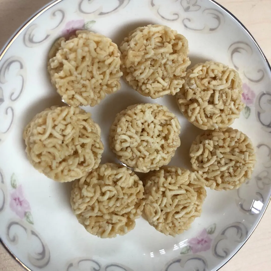 Chinees Lokaal Eten Knapperig Lage Prijs Bulk Groothandel Vraatzuchtige Kleine Snacks Snack Droge Ramenballen Droge Knapperige Noedels