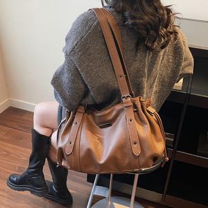 Sacs plissés tendance grande capacité pour femmes, sacs de voyage portables style dumpling - Product Image 1