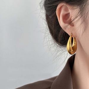 Pendientes de Aro Grandes y Elegantes de Acero Inoxidable con Baño de Oro de 18K para Mujer - Product Image 4