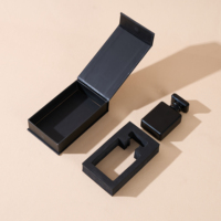 Caja de perfume magnética negra mate personalizada de lujo con inserto de espuma, caja de embalaje de fragancia con estampado UV dorado para marca de perfumes
