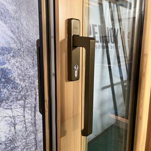 דלת הזזה למרפסת מבודדת רעשים מודרנית מבית Penjoy עם משטח זכוכית ומנגנון הרמה - Product Image 3