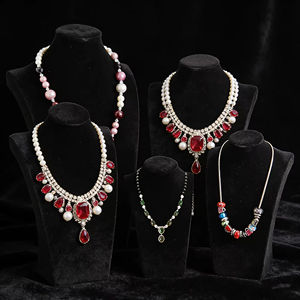 Expositor de Joyería de Fibra Súper Resistente con Maniquíes de Cuello para Collares y Joyas Finas - Product Image 4