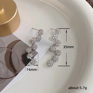 Orecchini Pendenti Lunghi con Motivi Floreali, Fiocchi di Neve e Foglie per Donne, Accessori per Orecchie Semplici e alla Moda per Uso Quotidiano - Product Image 3