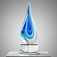 Trophée de reconnaissance artisanal en verre en forme de goutte d'eau, avec logo personnalisé, pour cadeau d'affaires, par Noble Manufacturer