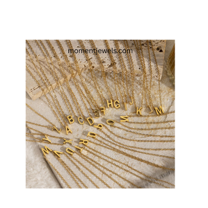 Pendentif carré personnalisé avec initiales, plaqué or 18 carats, acier inoxydable, bijou simple et minimaliste, cadeau pour femme, à porter au quotidien - Product Image 1