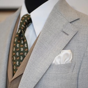 Trajes a Medida, Suministro Directo de Fábrica, Personalización Individual, <span class=keywords><strong>Traje</strong></span> <span class=keywords><strong>Gris</strong></span> Claro 100% Lana con Solapa Hecha a Mano para <span class=keywords><strong>Hombre</strong></span> - Product Image 3