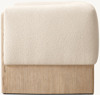 Fauteuil d'appoint moderne et épuré en forme de U avec accoudoirs intégrés, revêtement en bouclette blanche et base en chêne clair massif
