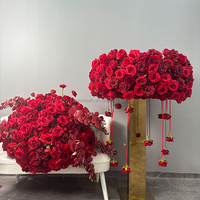 SMOOTH Arrangement floral artificiel de roses rouges en soie, style 'Explosive Models', chemin de table long rouge pour la décoration d'événements de mariage