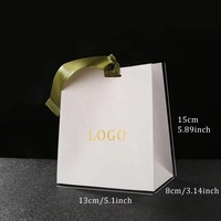 Sacs cadeaux personnalisés en papier blanc mat avec logo pour petites entreprises, idéaux pour boutiques de vêtements pour bébés filles – Quantités petites commandées acceptées