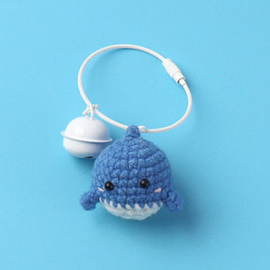 Venta al por mayor <span class=keywords><strong>de</strong></span> lana <span class=keywords><strong>de</strong></span> <span class=keywords><strong>ganchillo</strong></span> pequeña ballena llavero lindo dibujos animados creativo hecho a mano pareja bolsa encanto Accesorios - Product Image 5
