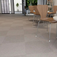 Dalles de moquette carrées en nylon pour usage commercial 50x50cm, avec support PVC, insonorisantes, antidérapantes et résistantes à l'eau, idéales pour couloirs et salons