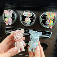 Vente en gros de décorations d'intérieur de voiture Ventilateur d'ours Parfum de voiture et sortie de climatiseur Lumière durable Aromathérapie Désodorisant coloré