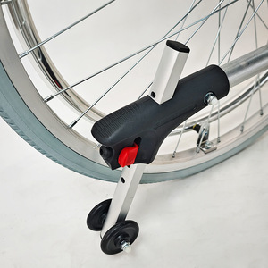 Fauteuil roulant manuel en alliage d'aluminium pour personnes âgées avec repose-pieds amovibles et accoudoirs réglables en hauteur - Product Image 2