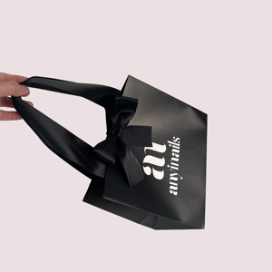 Sacs cadeaux noirs imprimés sur mesure avec grand nœud en satin - Sacs shopping pour bijoux, cosmétiques et lunettes - Product Image 5