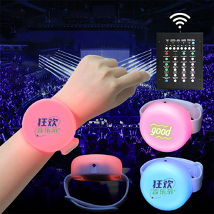กำไลข้อมือ LED แบบชาร์จไฟได้ พิมพ์โลโก้ได้ตามต้องการ สายรัดข้อมือเรืองแสง ของขวัญสำหรับโปรโมชั่นการแสดงดนตรี - Product Image 3
