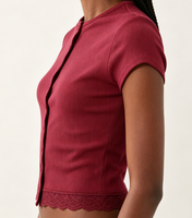 Haut court côtelé en maille pour femme, col rond uni, manches courtes, boutonnage intégral, ourlet festonné en dentelle, coupe ajustée