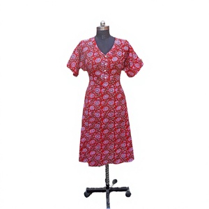 Vestido Maxi Vintage Hermoso y Ecológico Hecho a Mano de Secado Rápido con Cuello en V y Estampado Floral en Colores Brillantes, Transpirable, 100% Algodón - Product Image 1