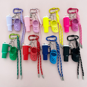 Lindo llavero mini para taza de agua, correa desmontable con dije de cocodrilo, adorno creativo para mochila/bolso, venta al por mayor - Product Image 1