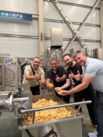 Semi-automatische productielijn voor diepvriesfrieten, aardappelchips, cassavechips en het maken van groente- en fruitfrietjes.