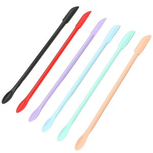 Lot de 4 spatules et racloirs en silicone pour cosmétiques, résistantes à l'eau et respectueuses de la peau, ensemble d'outils de maquillage modernes et élégants, livraison rapide (RTS) - Product Image 1