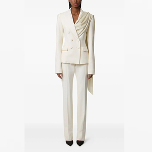 Blazer élégant pour femme en ivoire, personnalisable, à double boutonnage, avec détail de drapé en satin et coupe structurée - Product Image 2
