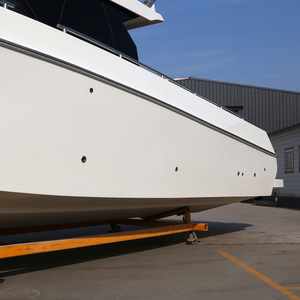 Yacht di Lusso Premium da 33 Piedi in Vetroresina con Cabina, Barca da Crociera per il Tempo Libero in Acque Blu in Vendita - Product Image 2