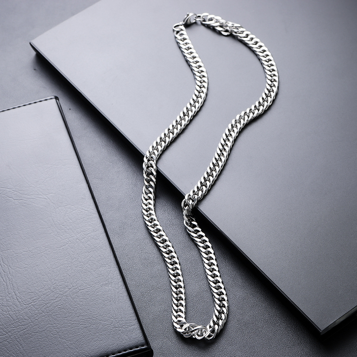 Collar de acero de titanio