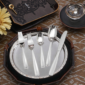 Stoviglie in Acciaio Inossidabile Lucido: l'Espressione di Semplicità e Texture sulla Tavola da Pranzo - Product Image 1