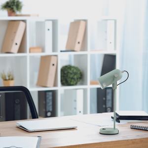 Lampada da tavolo E27 verde e argento, design moderno, ideale per illuminare spazi di lavoro e decorare interni. - Product Image 1