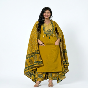 Ensemble Salwar Kameez en coton moutarde avec col et poches brodés, vêtements décontractés traditionnels indiens et pakistanais pour femmes - Product Image 1