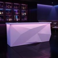 Ensemble de comptoir de bar en forme de diamant en matériau de surface solide moderne de haute qualité entièrement personnalisé avec évier intégré pour hôtel