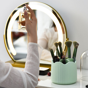 Support pour pinceaux de maquillage vert menthe avec dôme en verre, organisateur de cosmétiques anti-poussière pour rangement sur bureau - Product Image 4