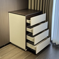 Table de chevet moderne en bois à quatre tiroirs avec double compartiment dissimulé, serrure à induction et ouverture latérale mécanique – Meuble de chambre à coucher